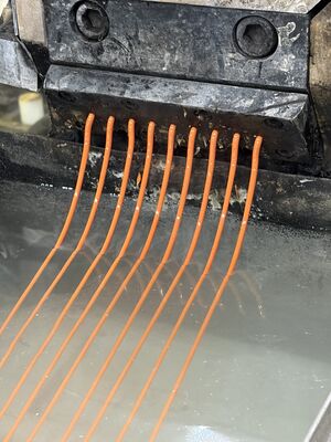 เทอร์โมพลาสติกโพลียูรีเทนสีส้มที่เข้าคู่กัน สีคงทน ประมวลผลง่าย สำหรับอุปกรณ์กีฬา เคสโทรศัพท์